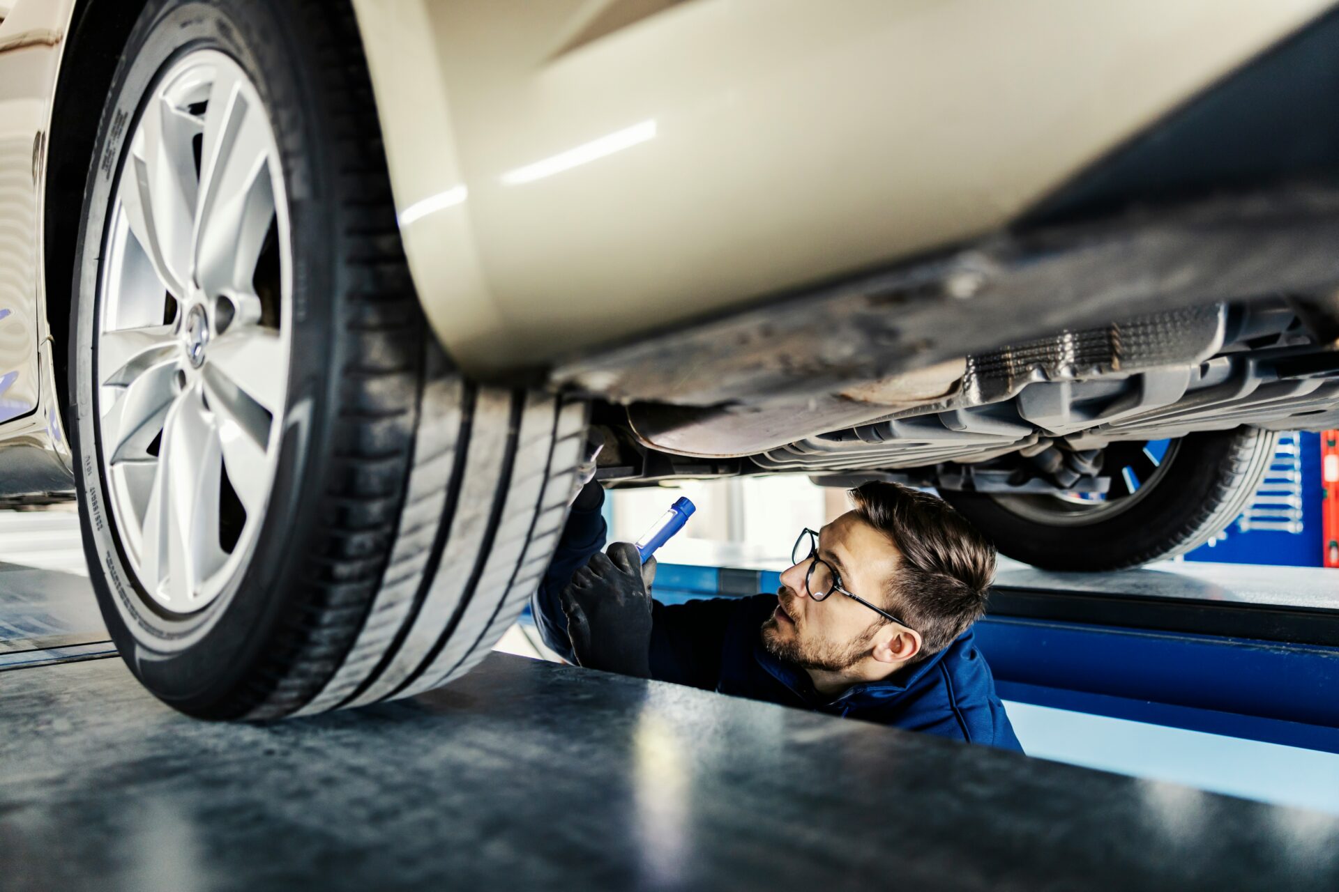 A technician explaining a repair to one of many UK drivers who feel anxious, building trust in a modern workshop setting.